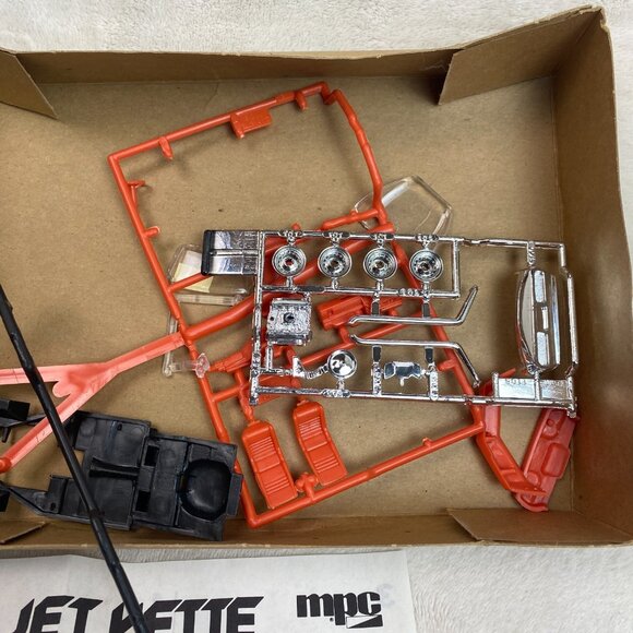 Vintage MPC Fast 111's Jet Vette Corvette 1/20 Scale Model Kit - Picture 8 of 9